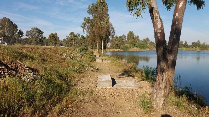 Avanzando las obras de ejecuciones de pesquiles y escaleras en charca municipal de Puebla de la Calzada